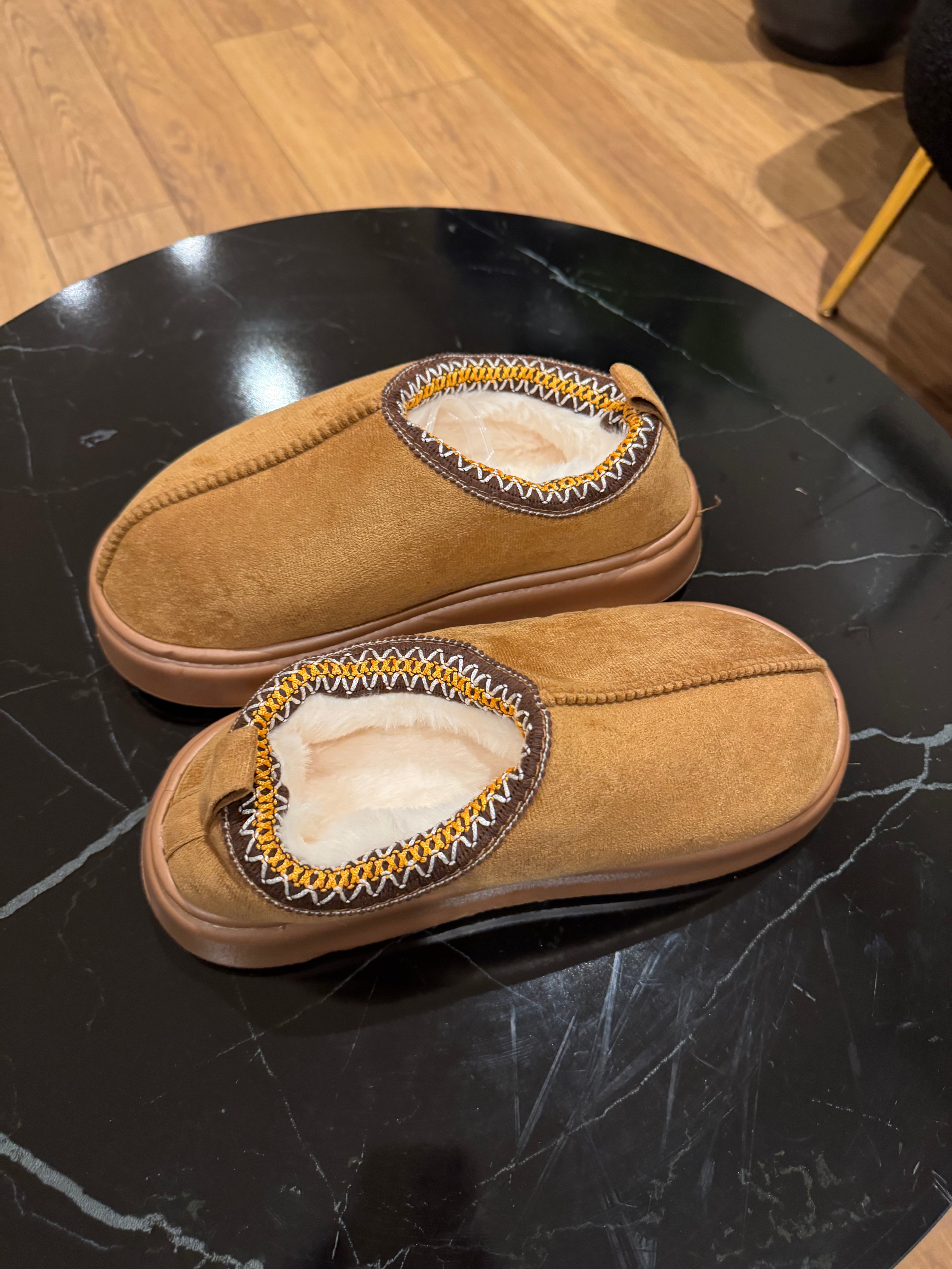 Pantoffels Camel Lookalike