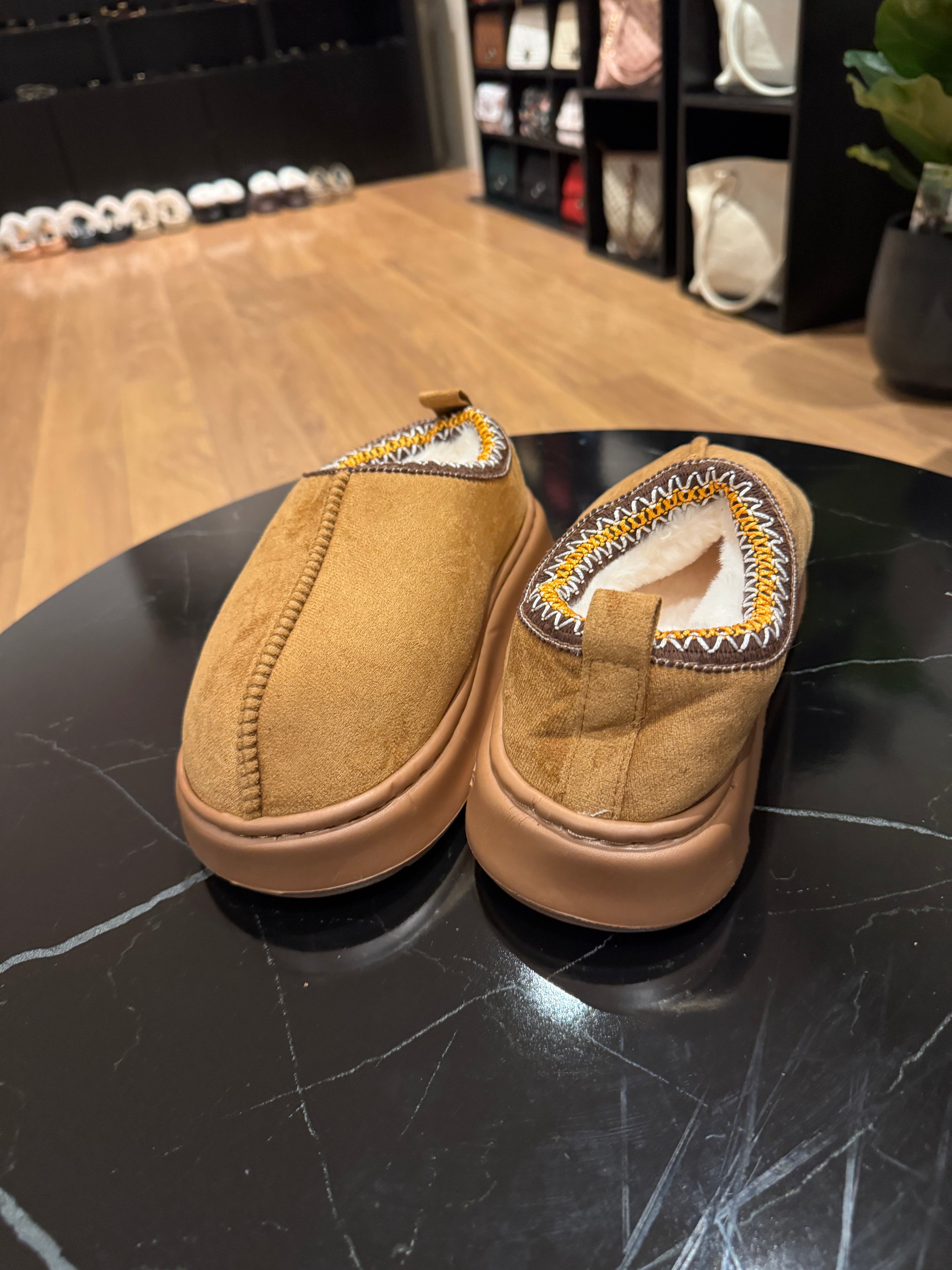 Pantoffels Camel Lookalike