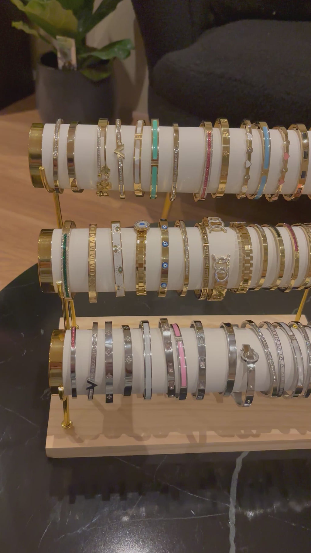 Armbanden goud en zilver willekeurig