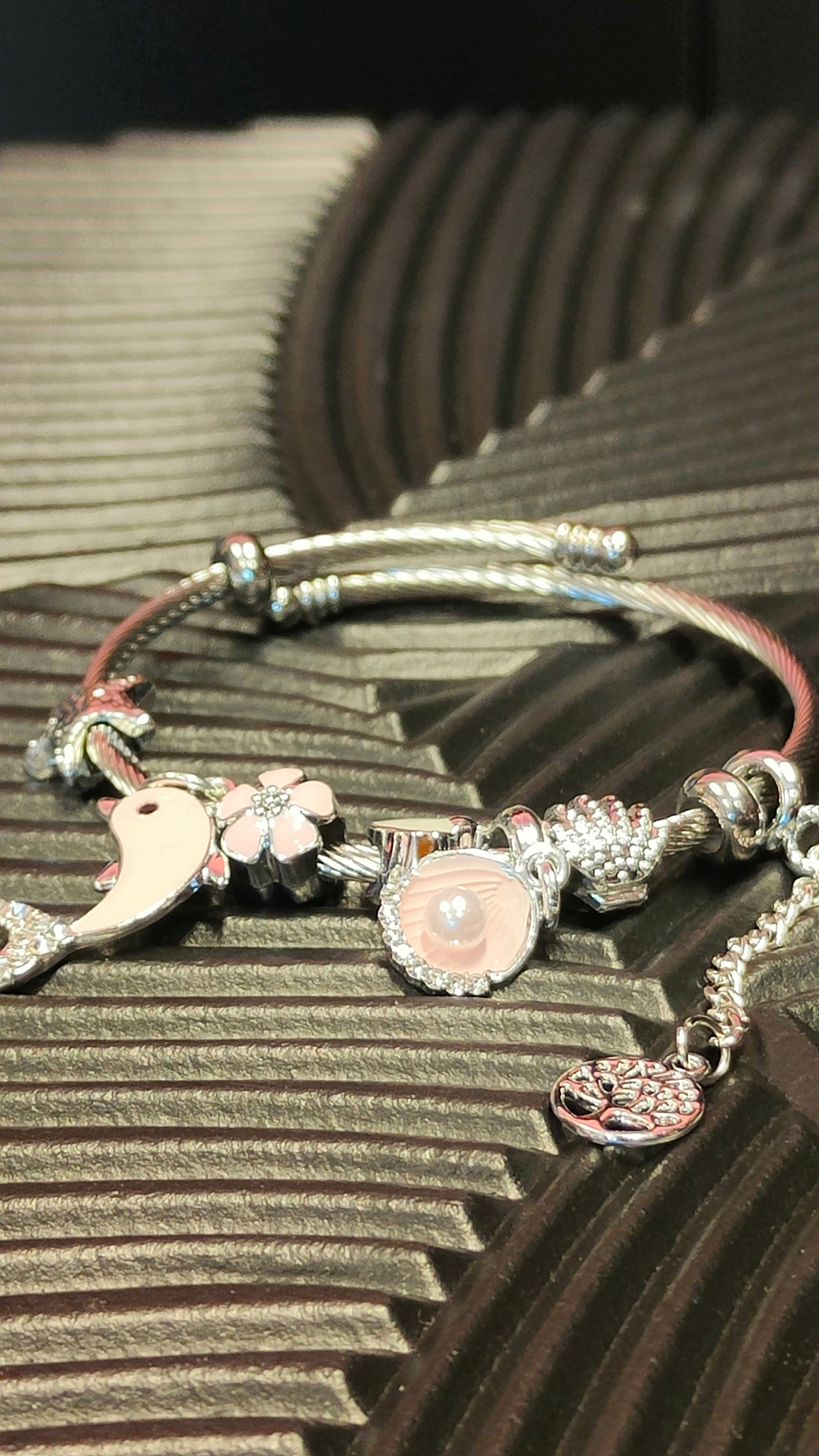 Armband Wire - Dolphin, Oyster & sea hangers - zilver kleurig