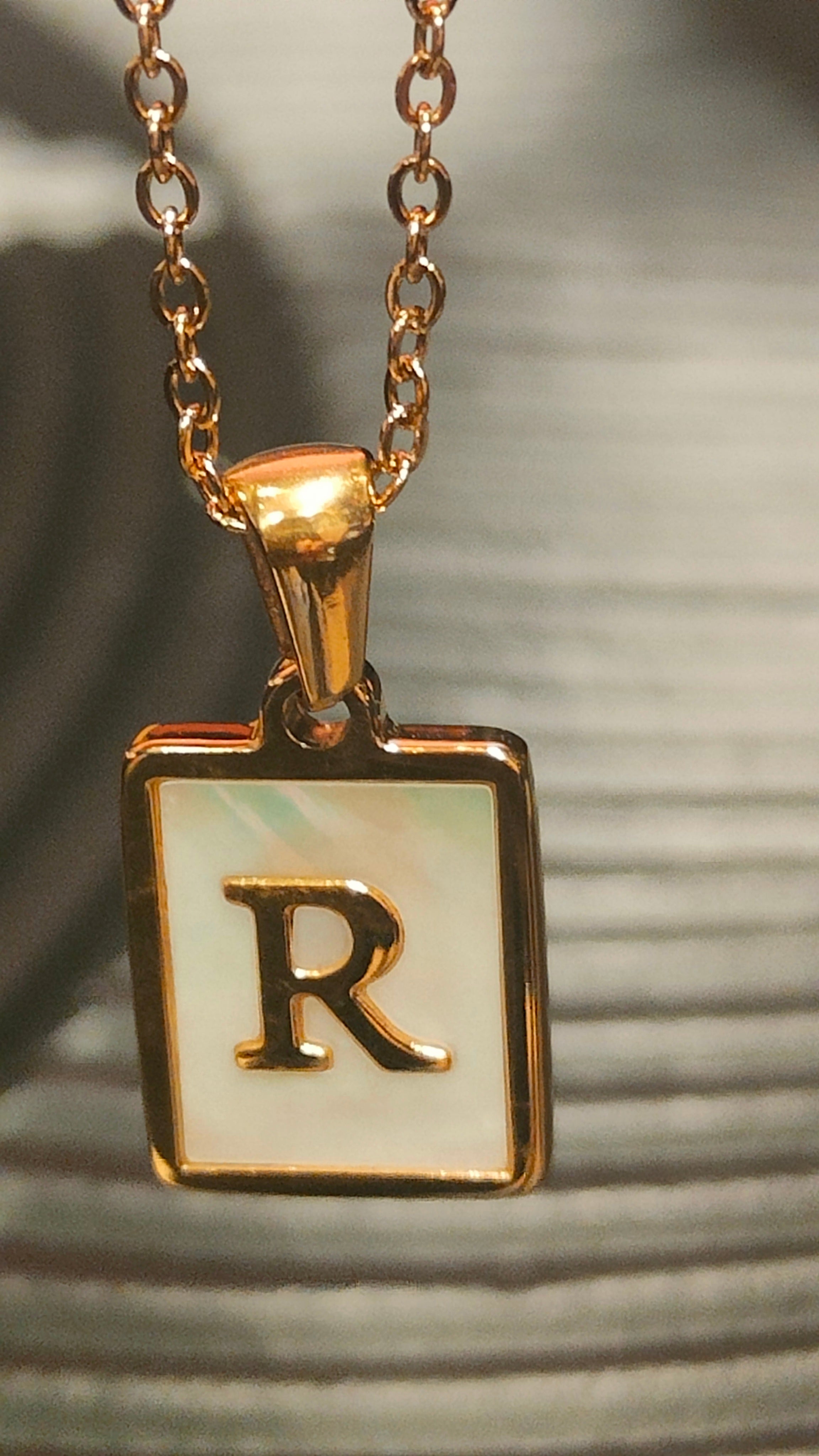 Ketting R hanger - Goud kleurig