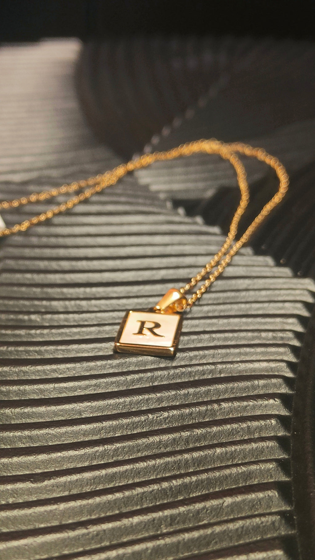 Ketting R hanger - Goud kleurig