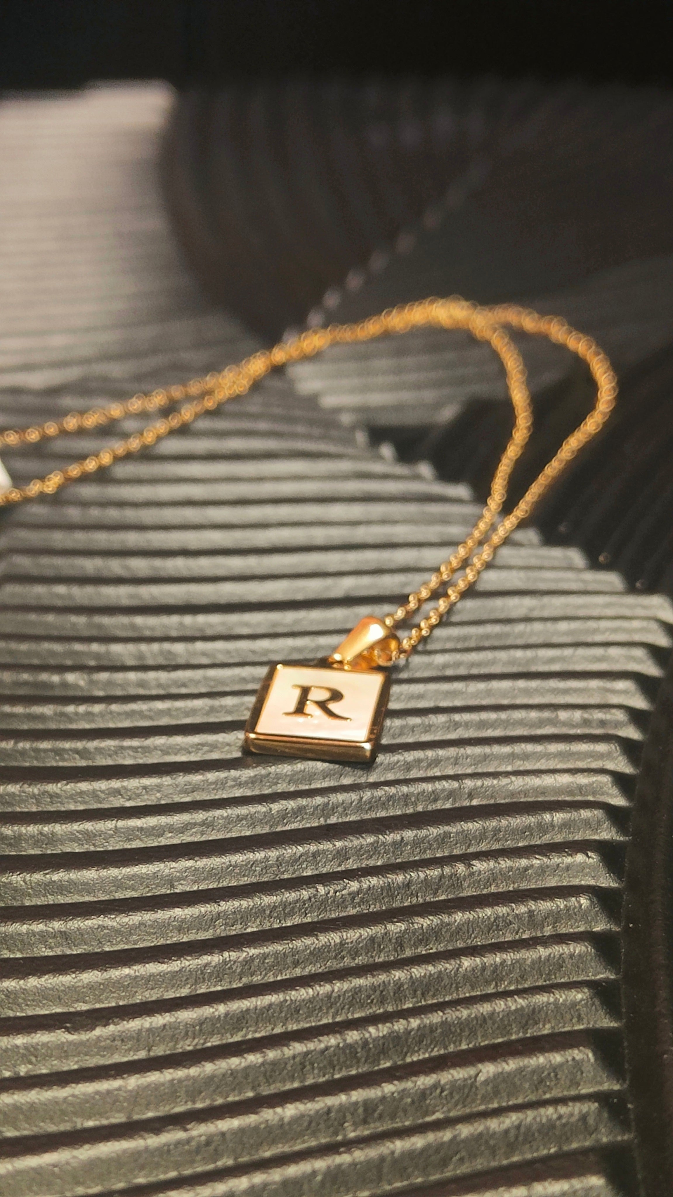Ketting R hanger - Goud kleurig