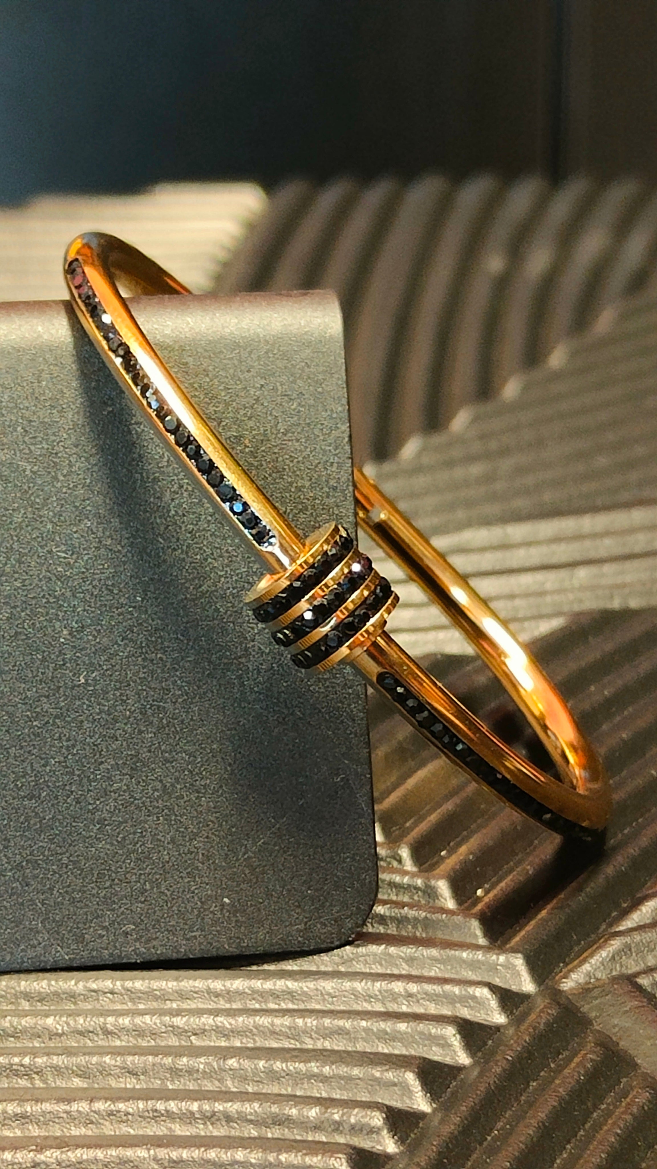 Armband Cilinder & Diamond look inlay Black - Goud kleurig