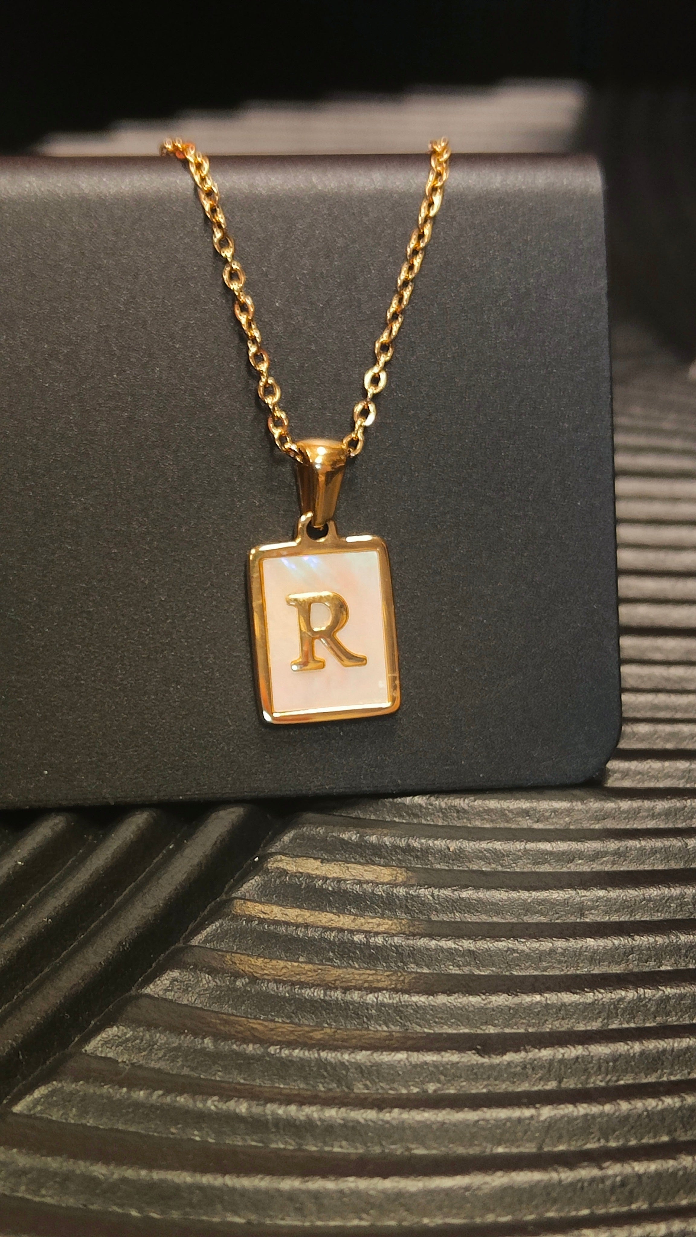 Ketting R hanger - Goud kleurig