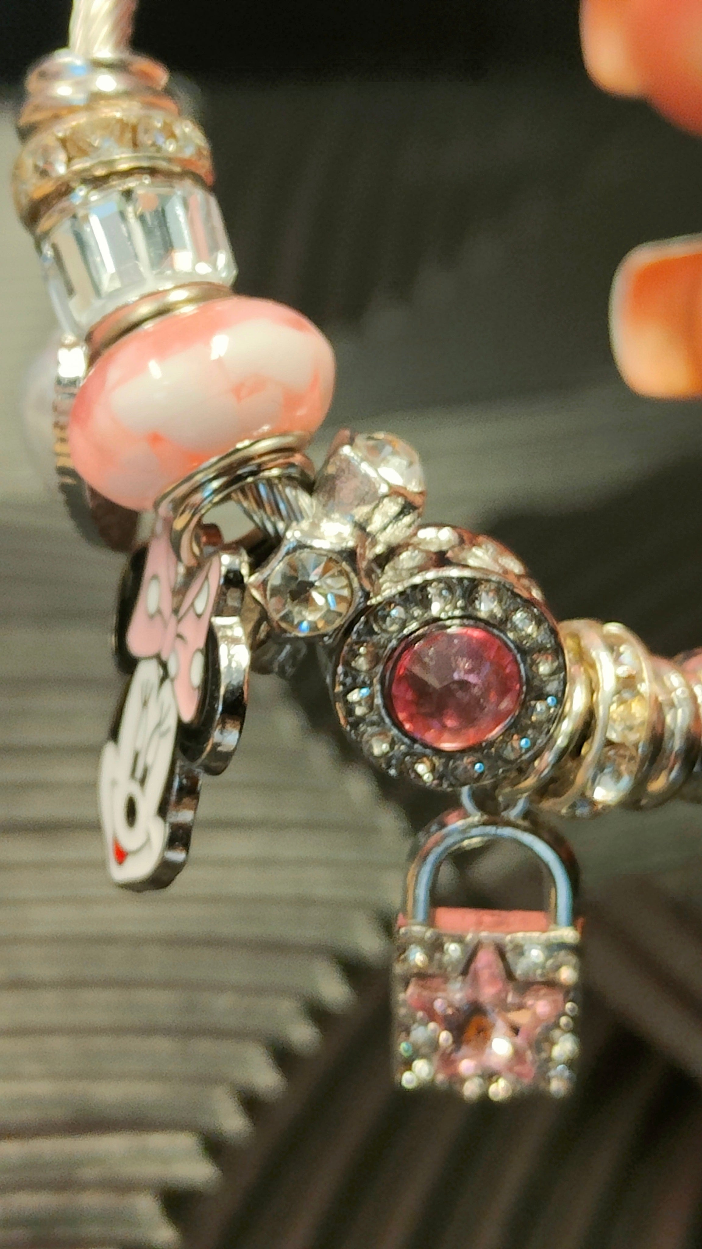 Armband Wire - Mini mouse, lock & pink hangers - zilver kleurig