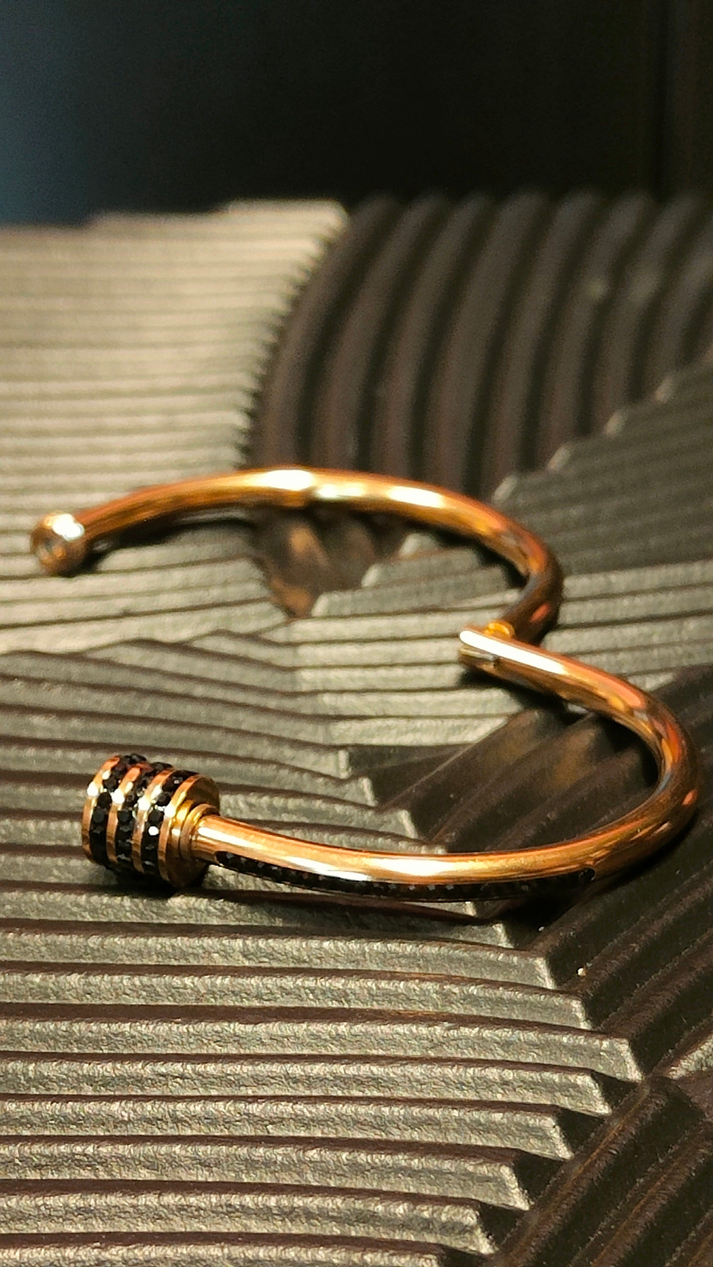 Armband Cilinder & Diamond look inlay Black - Goud kleurig